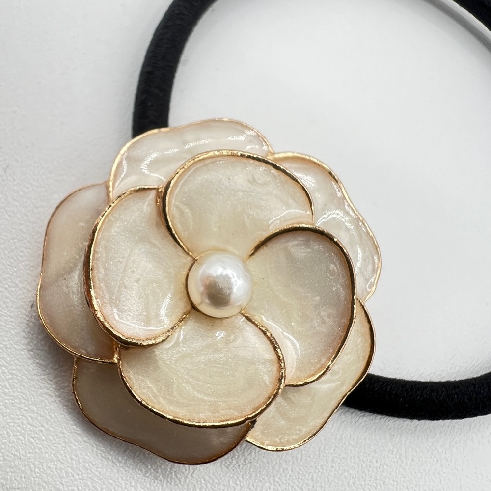 Glossy Flower Pearl Center Hair Tie Cream New